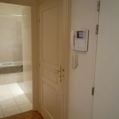 Champs Elysees Cosy 2 Bedrooms Flat, 80m2